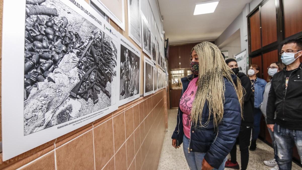 Alumnos del Centro de Adultos Martóin Cisneros ante la exposición sobre los campos de concentración nazis.