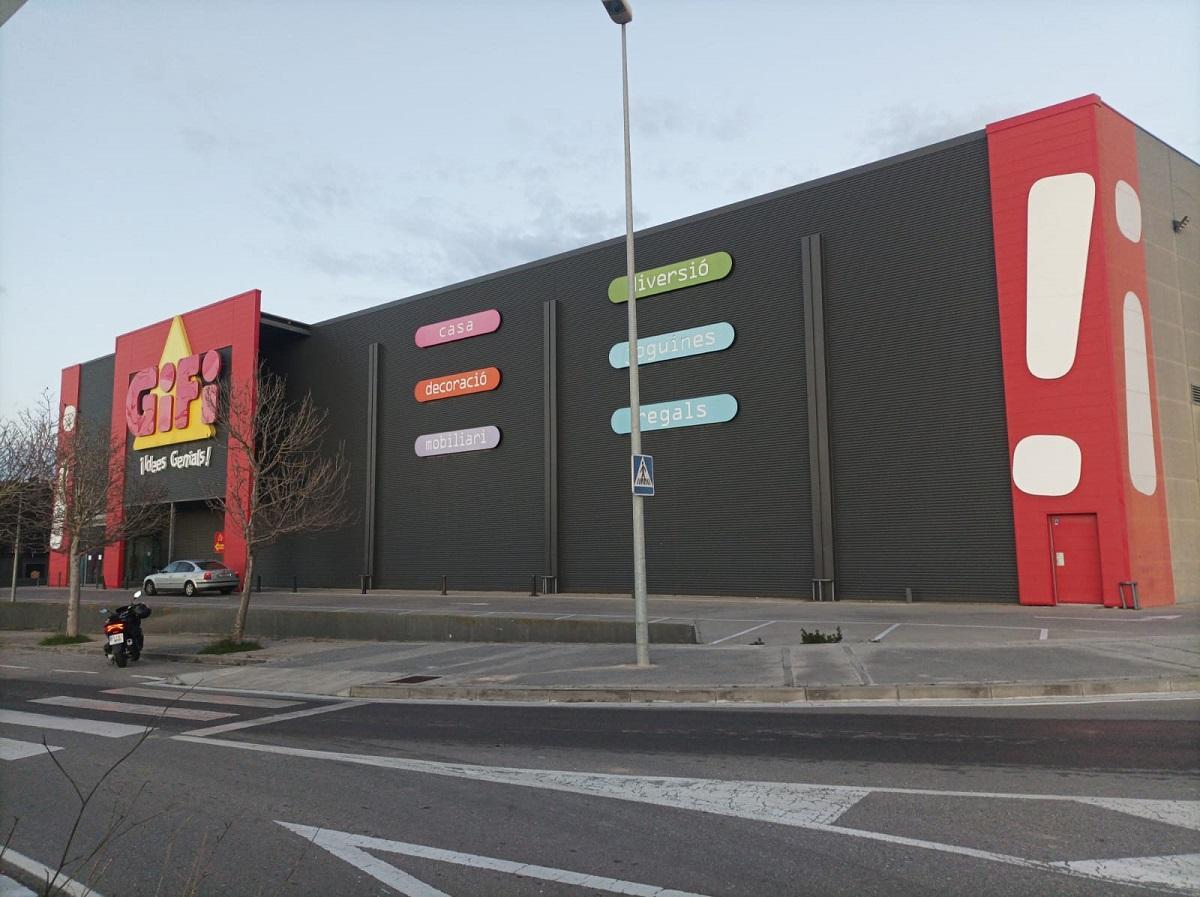 La botiga GiFI de Vilatenim tancada les darreres setmanes