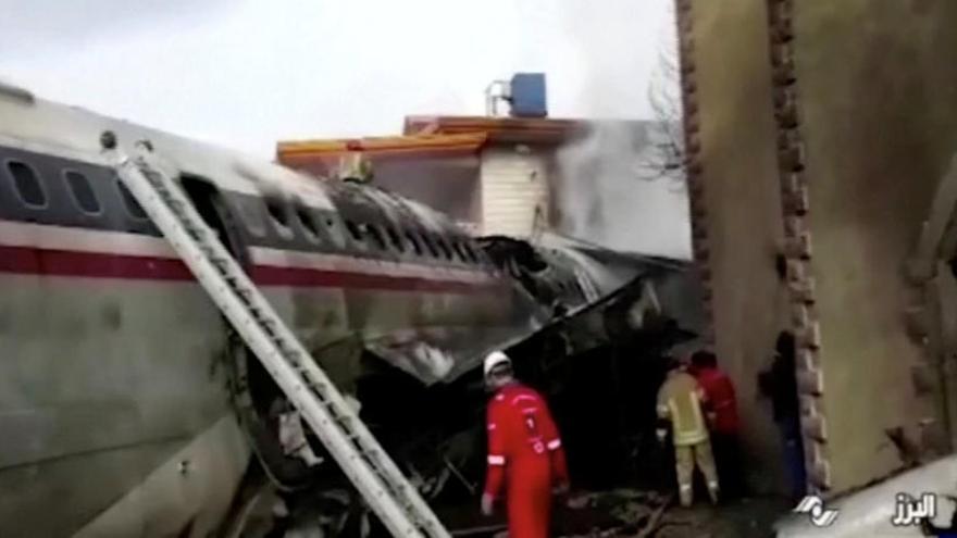 Se estrella un avión en Irán.