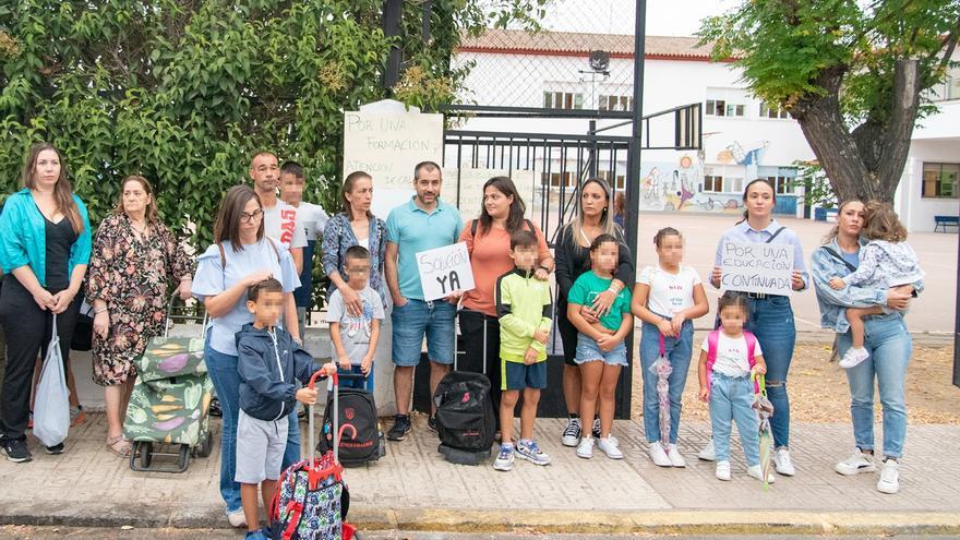 Doce escolares del colegio la Soledad de Badajoz no entran en clase en señal de protesta