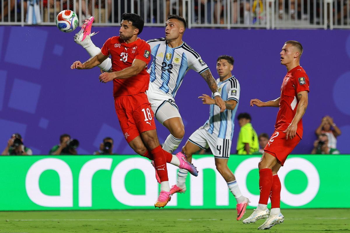 KANSAS CITY (United States), 12/07/2026.- Eray Comert of Switzerland (L) in action against Lautaro Martinez of Argentina (C) during the FIFA World Cup 2026 quarterfinals match Argentina vs Switzerland, in Kansas City, Missouri, USA, 11 July 2026. (Suiza) EFE/EPA/CHRISTOPHER NEUNDORF