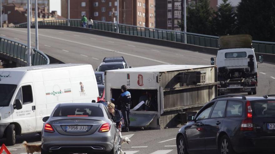 Un camión pierde su caja en mitad de la carretera en Gijón