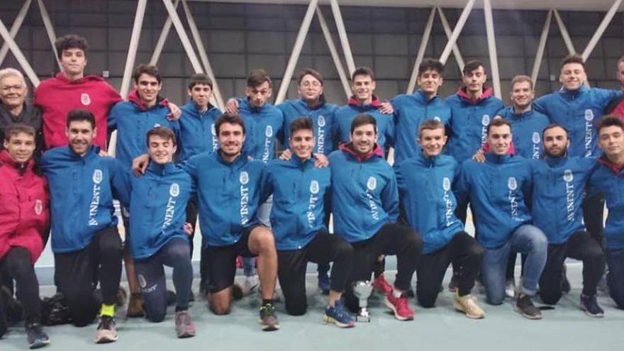 Formació masculina de l&#039;Avinent CA Manresa a la pista coberta de Sabadell