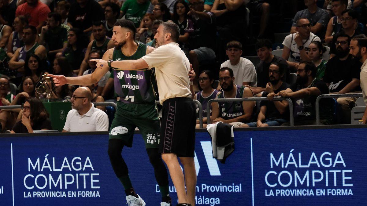 Ibon Navarro habla con Chris Duarte.