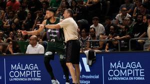 Ibon Navarro habla con Chris Duarte.