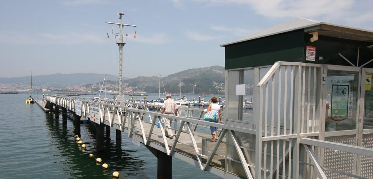 Acceso al pantalándel Círculo Cultural Recreativo de Chapela,en el paseo marítimode Cardona.