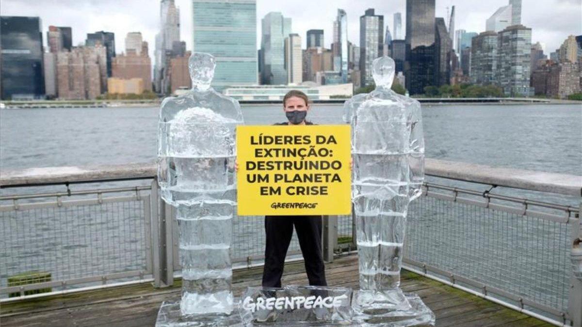 Greenpeace realiza protesta en los EEUU con estatuas de Trump y Bolsonaro