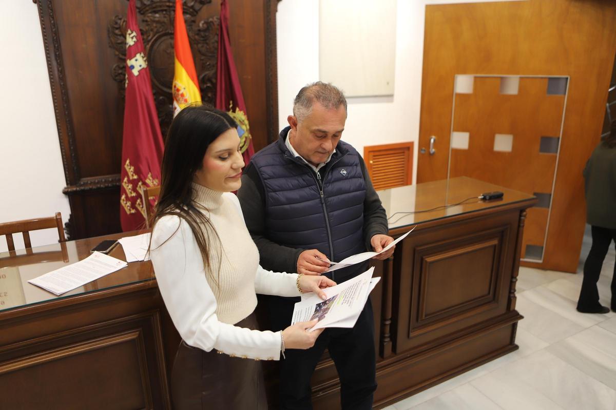 Los ediles Ángel Meca y María Hernández informaban sobre la postura municipal a este respecto.