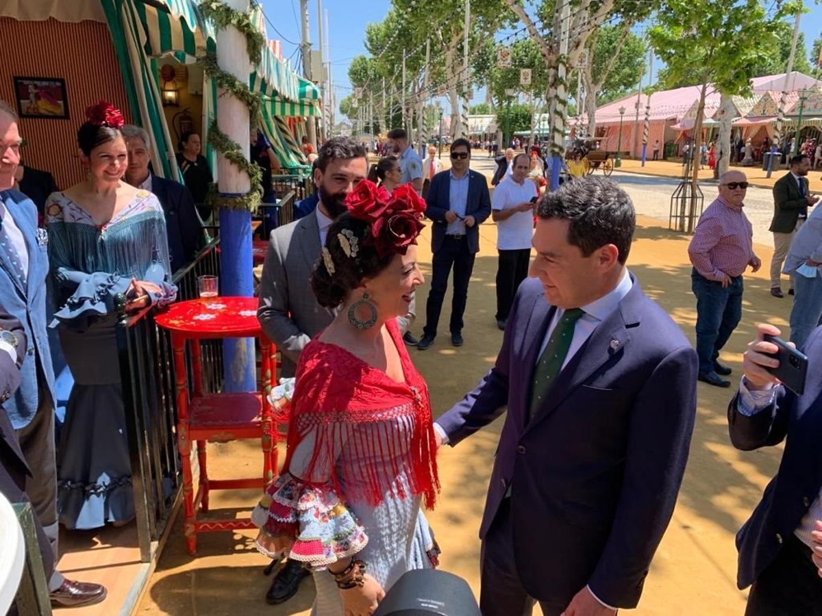 Macarena Olona y Juanma Moreno Bonilla en la Feria de Sevilla.