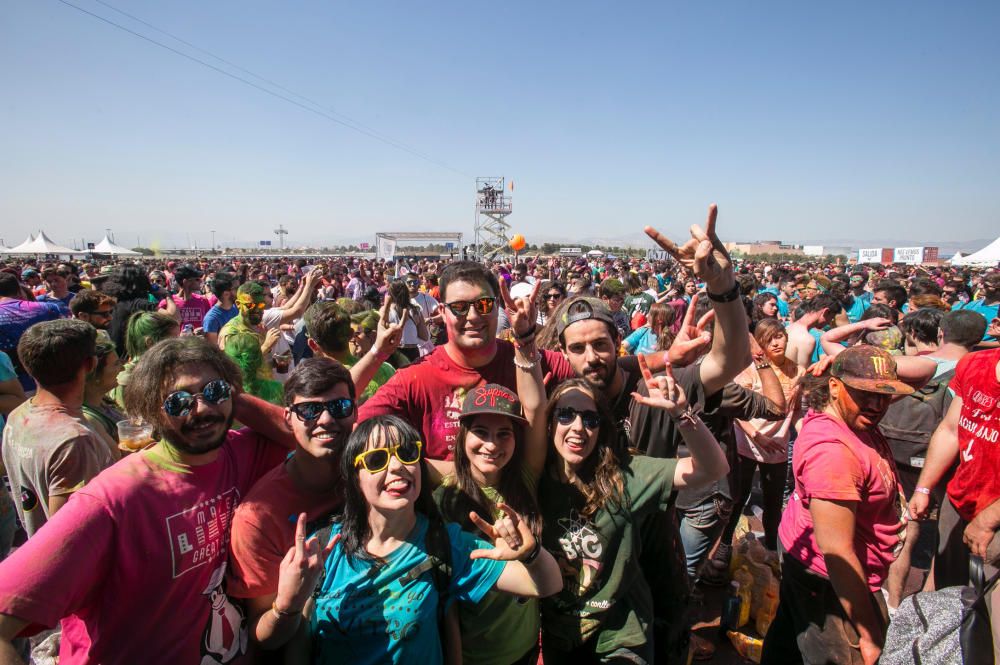 Miles de jóvenes disfrutan en las Paellas de Alicante