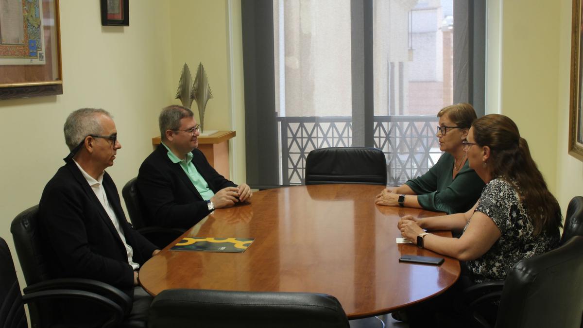 Delegados de la patronal reunidos con la alcaldesa, Maria Josep Safont, y la concejala de Comercio, Sara Molina.