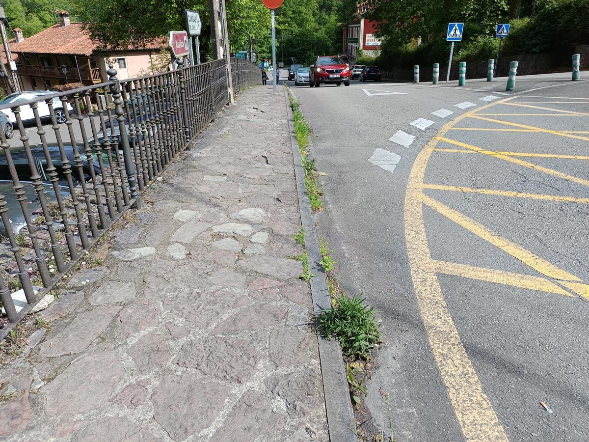 Una acera en mal estado en Covadonga.