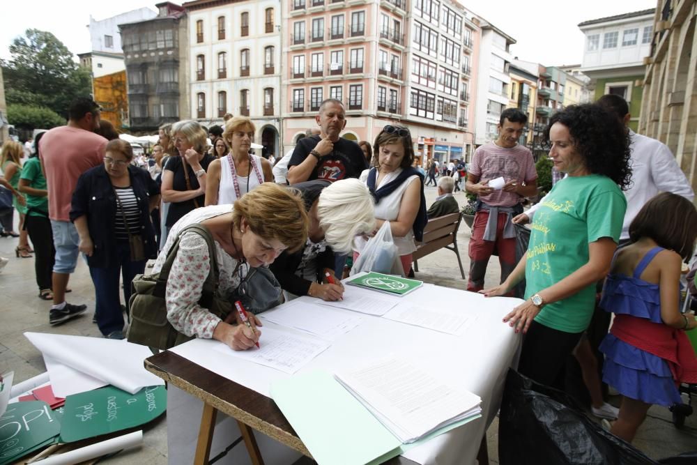 Concentración contra los recortes en las escualas infantiles de Asturias