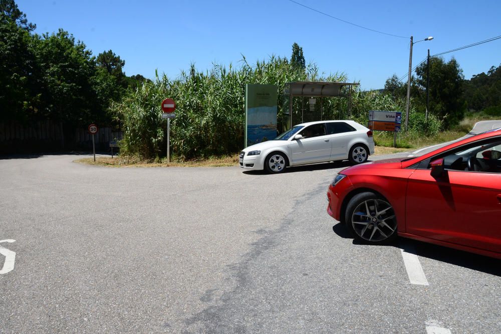 Hubo problemas de aparcamiento en la general de Viñó y quejas porque la presencia de peatones iba a acabar en atropellos.