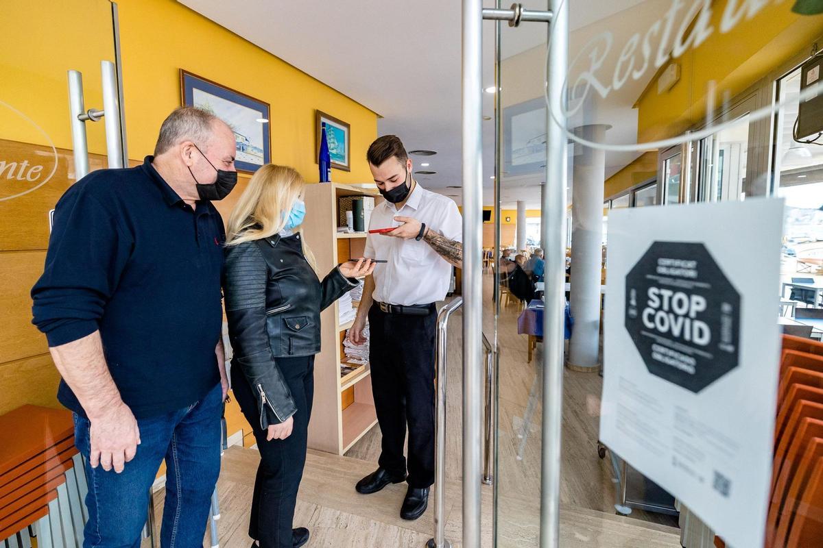 Un camarero controla el pasaporte covid, el año pasado.