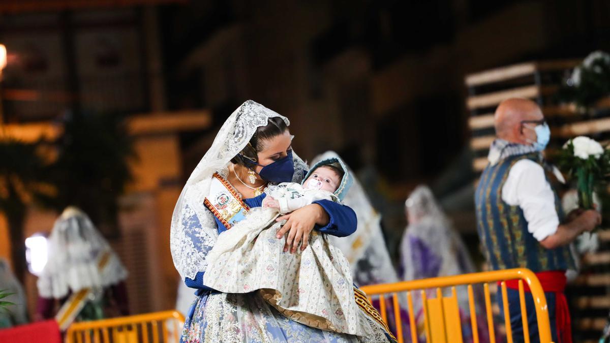 Búscate en el primer día de la ofrenda por la Calle Caballeros de las 21:00 a las 22:00