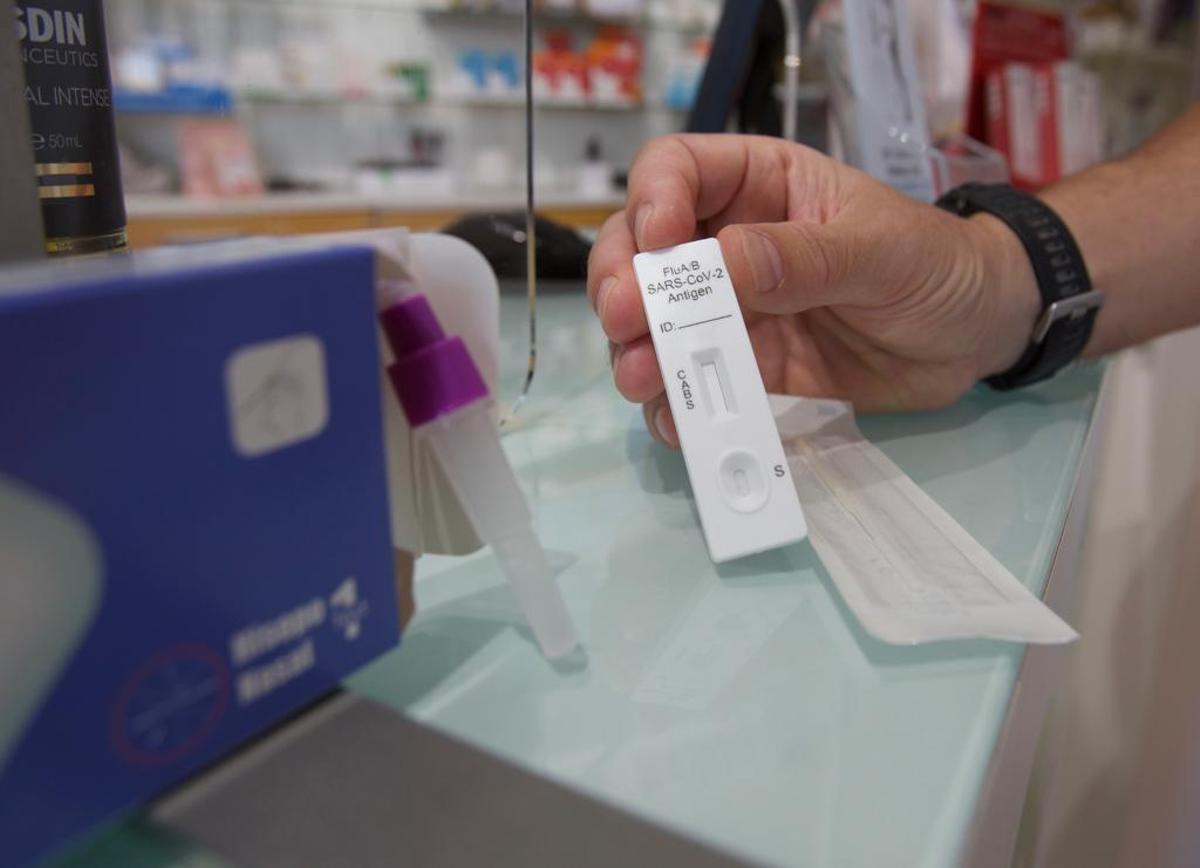 La prueba combinada de gripe A y B, y SARS-CoV-2