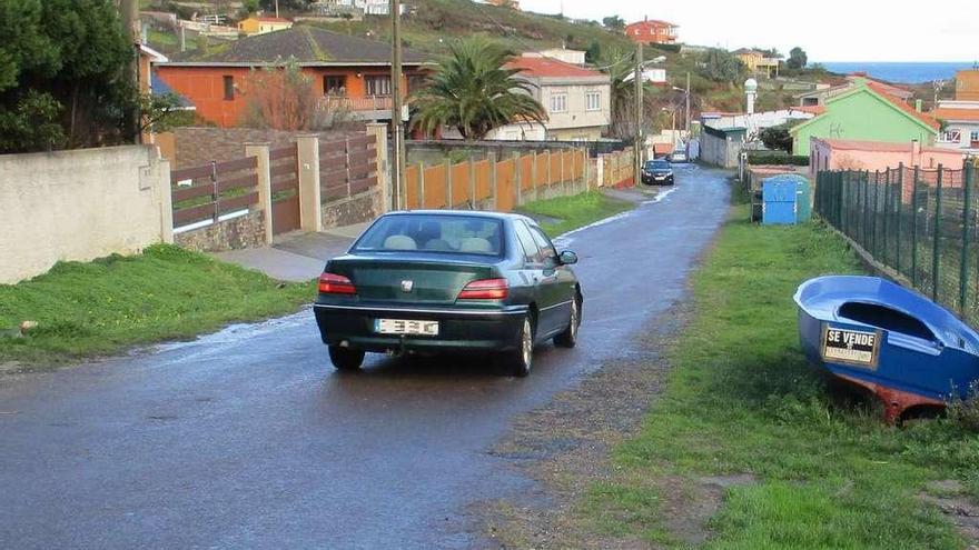 Un coche circula por el acceso al Puerto de Suevos.