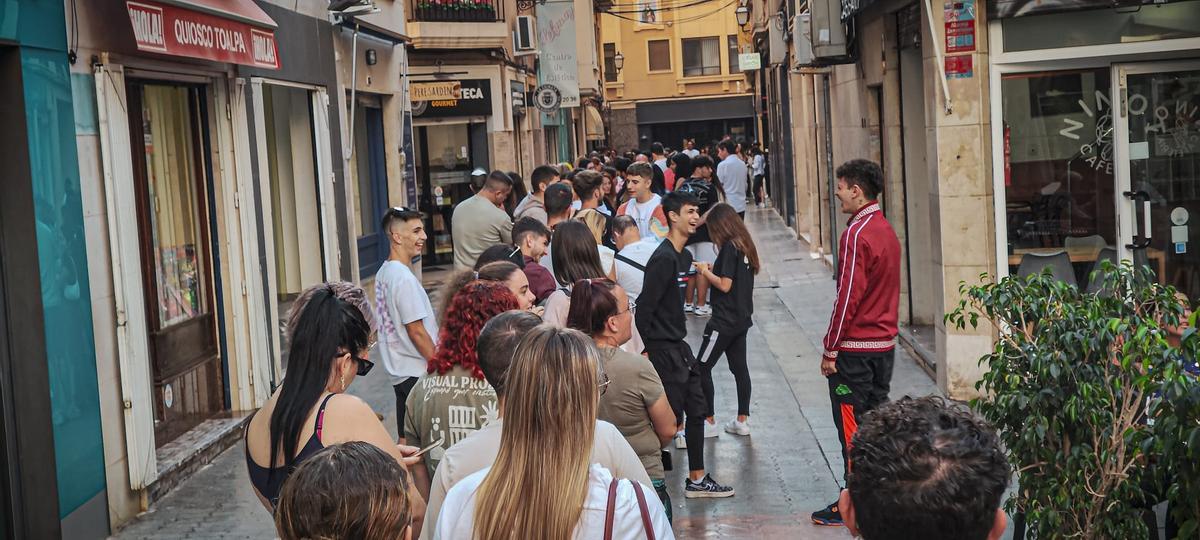 Colas en la estrecha calle Alvado este viernes para hacerse un tatuaje