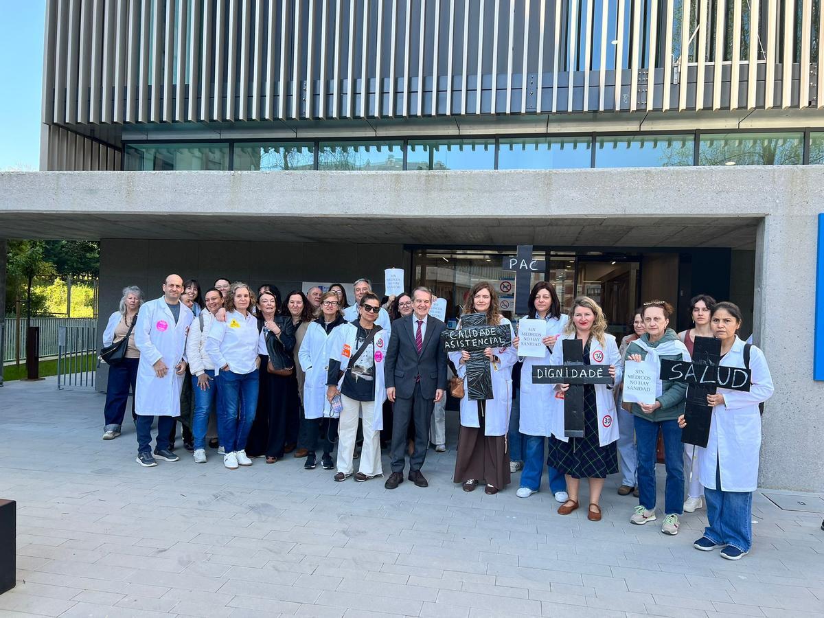 El alcalde de Vigo, con los médicos que protestan en el Olimpia Valencia