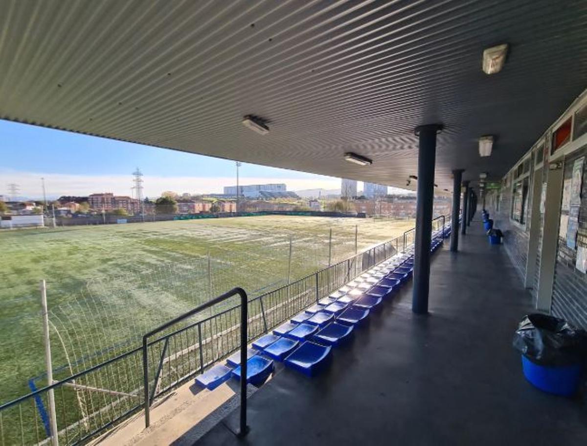 La grada del campo de fútbol Luis Oliver.