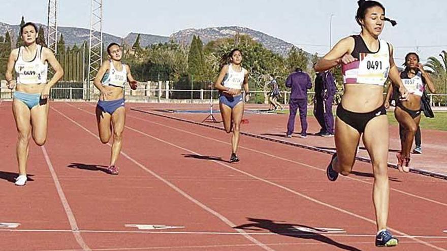 Esperança Cladera entra en meta destacada en los 200 lisos femeninos.