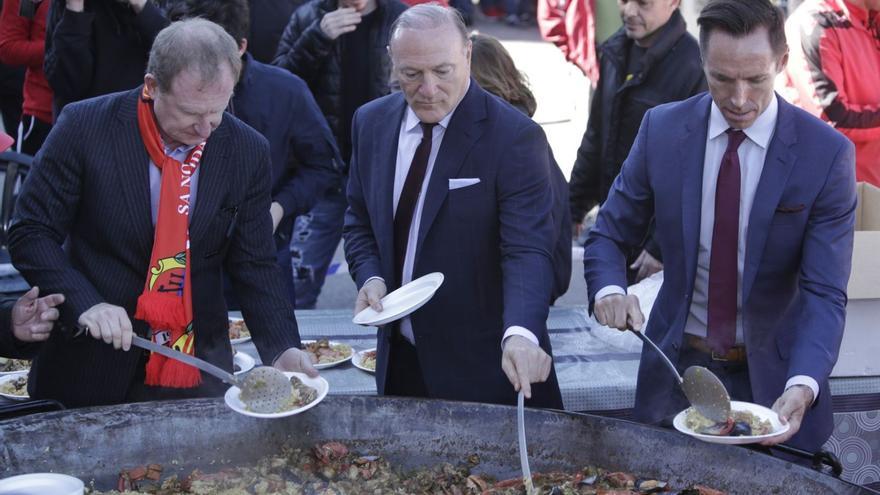 Zum Amtsantritt servierten Sarver (li.), Kohlberg (Mitte) und Nash (re.) Paella. Kohlberg ist mittlerweile der alleinige Boss.