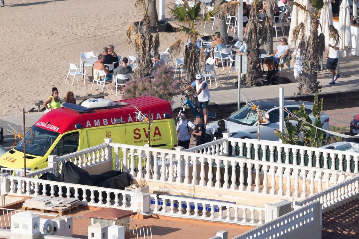 Un grupo de surferos rescató a un bañista en dificultades en la playa de La Mata de Torrevieja