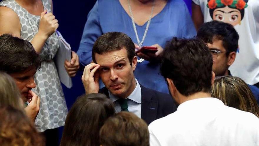 Casado conversa con periodistas tras su comparecencia de ayer sobre su máster. // Efe