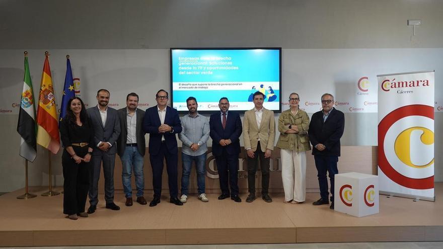 Fotogalería | Encuentro de la Cámara de Comercio de Cáceres con CaixaBank