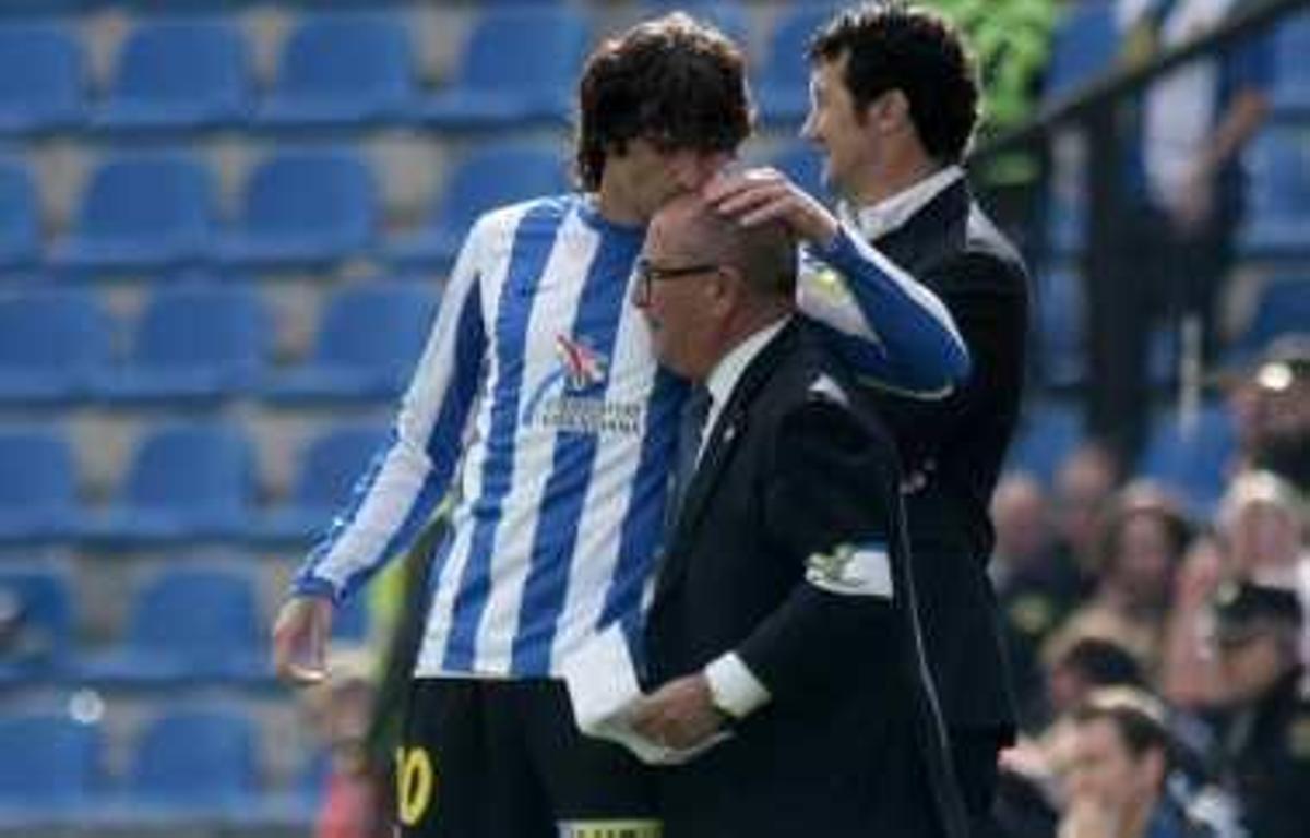 El jugador besa al delegado del equipo antes de su cambio.