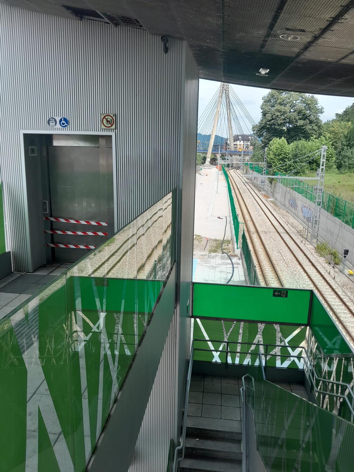 El ascensor, fuera de servicio, en la primera planta de la estación.