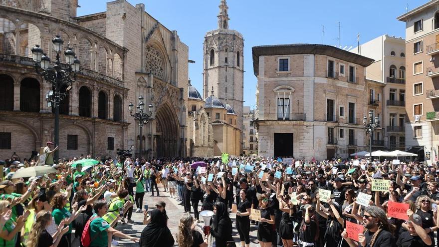 Así ha sido la concentración de los profesores en la plaza de la Virgen de València
