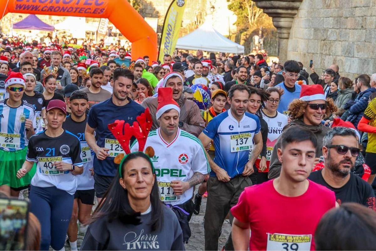 Cambados despide el año con miles de pisadas... y disfraces navideños