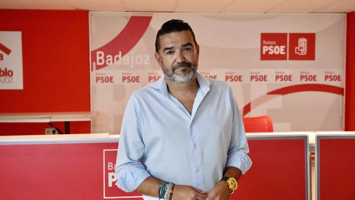 Fernando López Salazar presenta su precandidatura a la alcaldía de Badajoz: "Ha llegado el momento de cambiar las dinámicas"