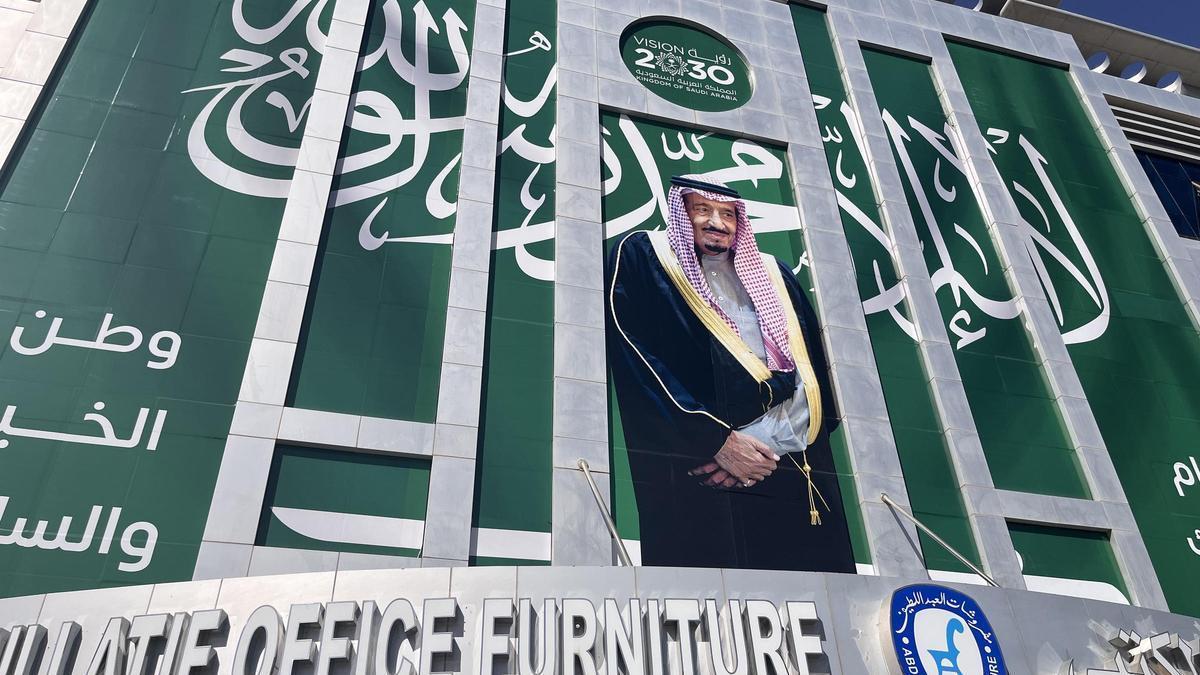 Salmán bin Abdulaziz, actual rey de Arabia Saudí, protagonista de un cartel en Riad sobre el plan Saudi Vision 2030 de diversificación de la economía del país.