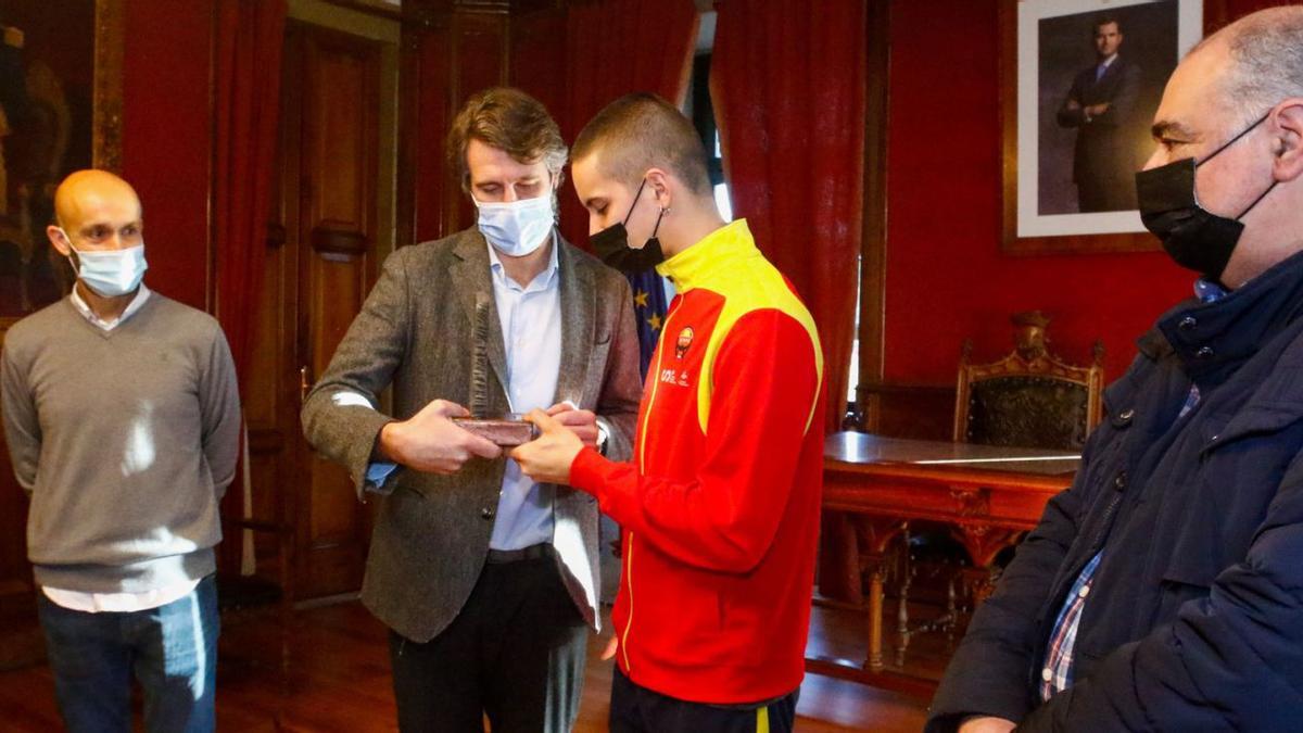Alberto Varela entrega una metopa a Pedro Muñoz Fole en presencia de Alvaro Carou y Argimiro Serén.  |