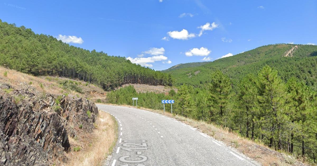 Carretera de acceso a Ovejuela.