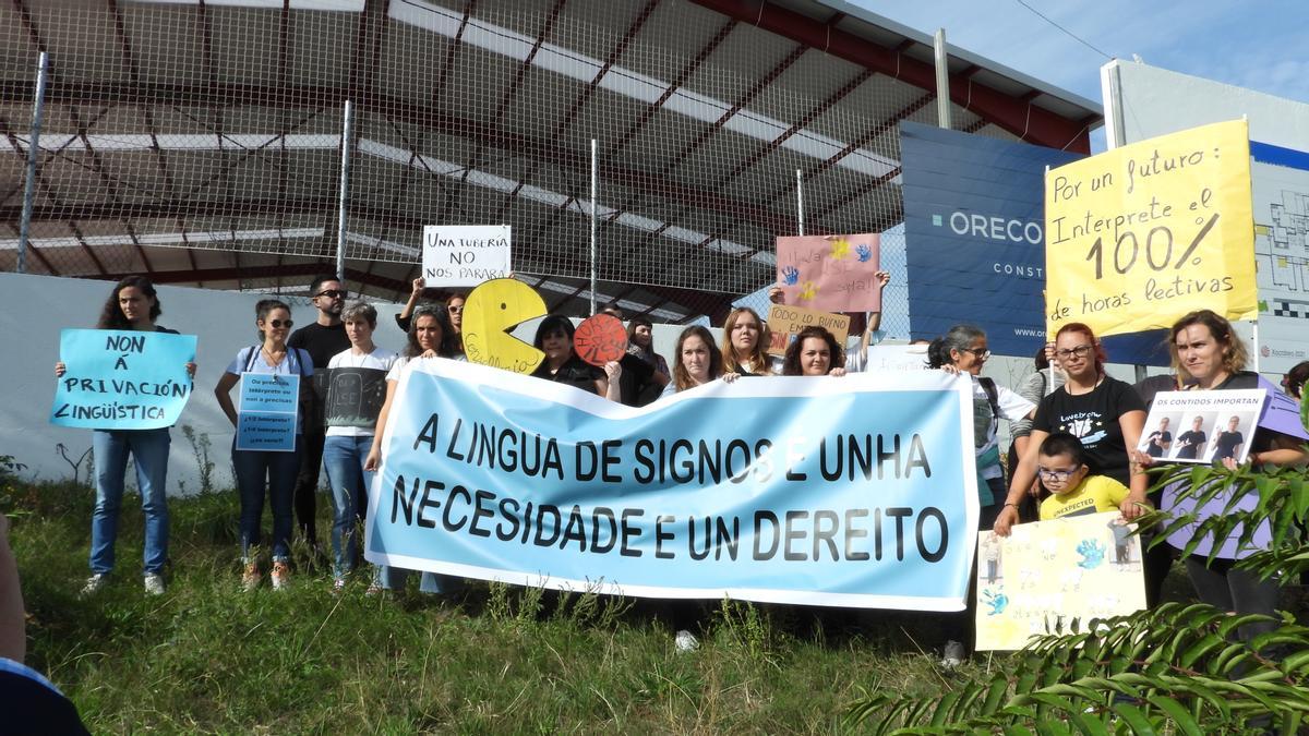 Protesta con pancartas frente al CEIP Mariñamansa.