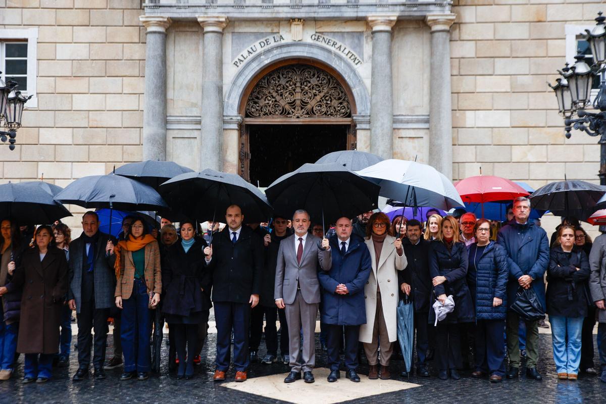 Jaume Collboni, alcalde de Barcelona, Albert Dalmau, conseller de la Presidència de la Generalitat de Catalunya, y Carlos Prieto, delegado del Gobierno en Catalunya, entre otros cargos públicos, durante el minuto de silencio en honor a las víctimas del accidente ferroviario en Adamuz