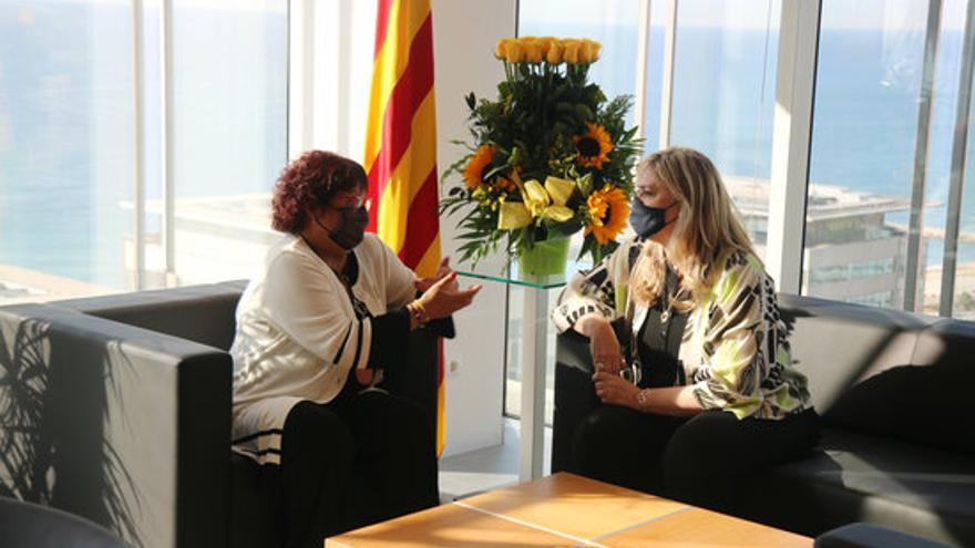 La consellera Dolors Bassa es reuneix amb la consellera de Drets Socials, Violant Cervera, a la seu del departament
