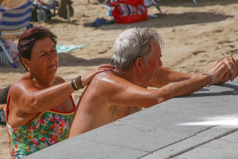 El buen tiempo y las buenas condiciones marítimas siguen animando a pasar la jornada en la playa pese a que desde hace tres semanas no hay servicio de socorrismo en Torrevieja