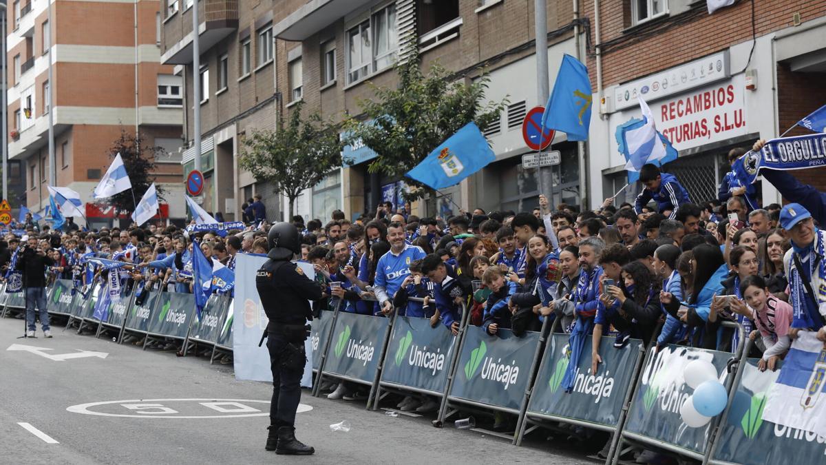 Así fue el recibimiento de la afición al Real Oviedo y toda la previa del último partido de la temporada