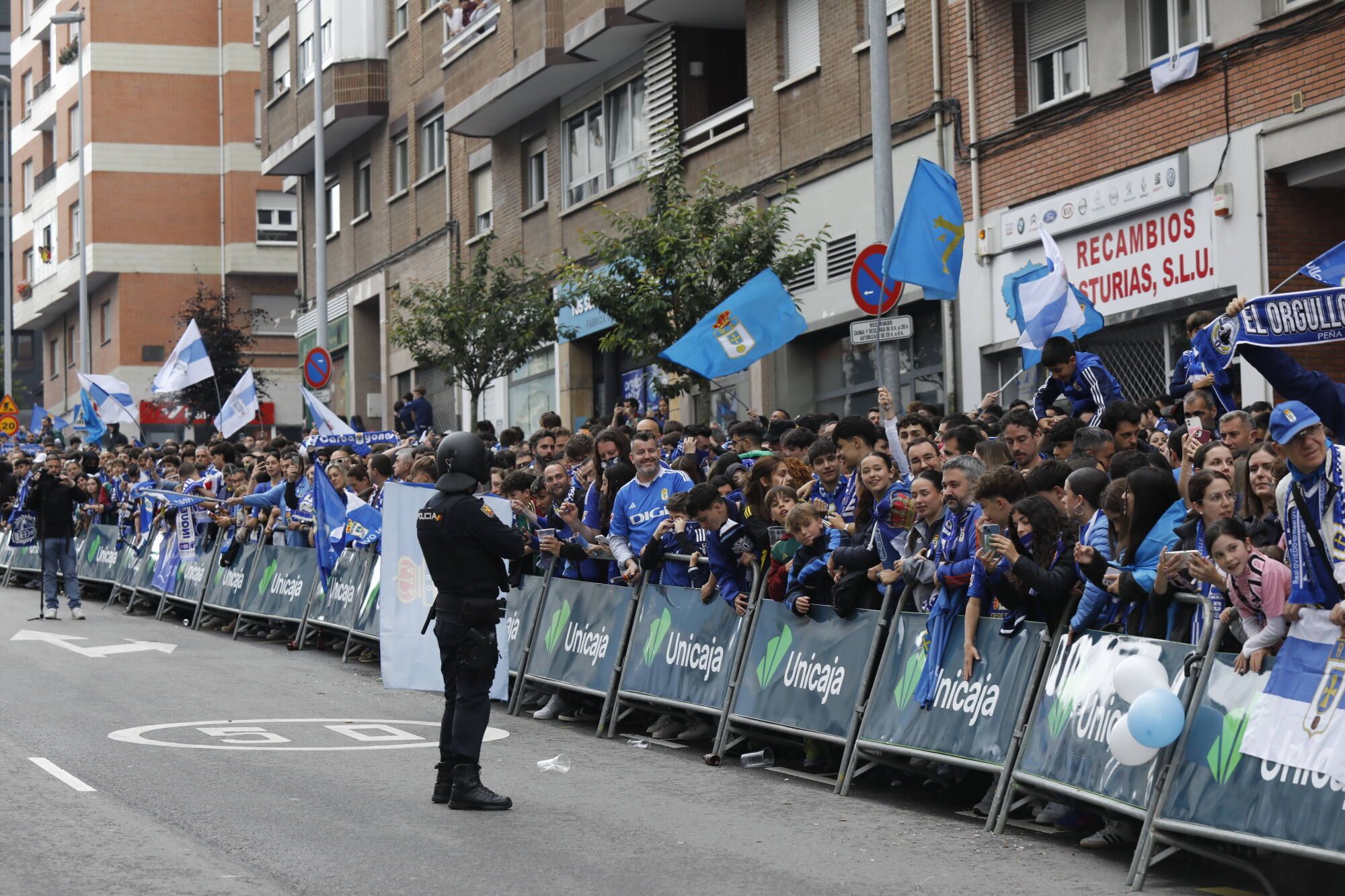 Así fue el recibimiento de la afición al Real Oviedo y toda la previa del último partido de la temporada