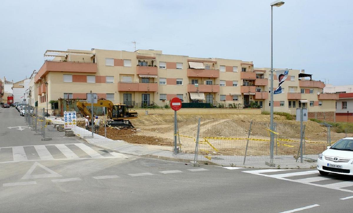 Imagen de las obras de construcción de 24 VPO junto al centro de salud en 2011.