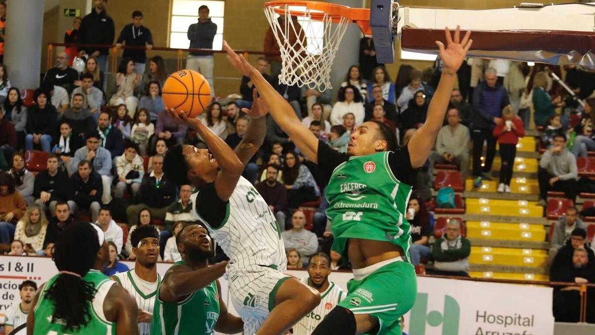 Ja' Monta Black realiza un lanzamiento.