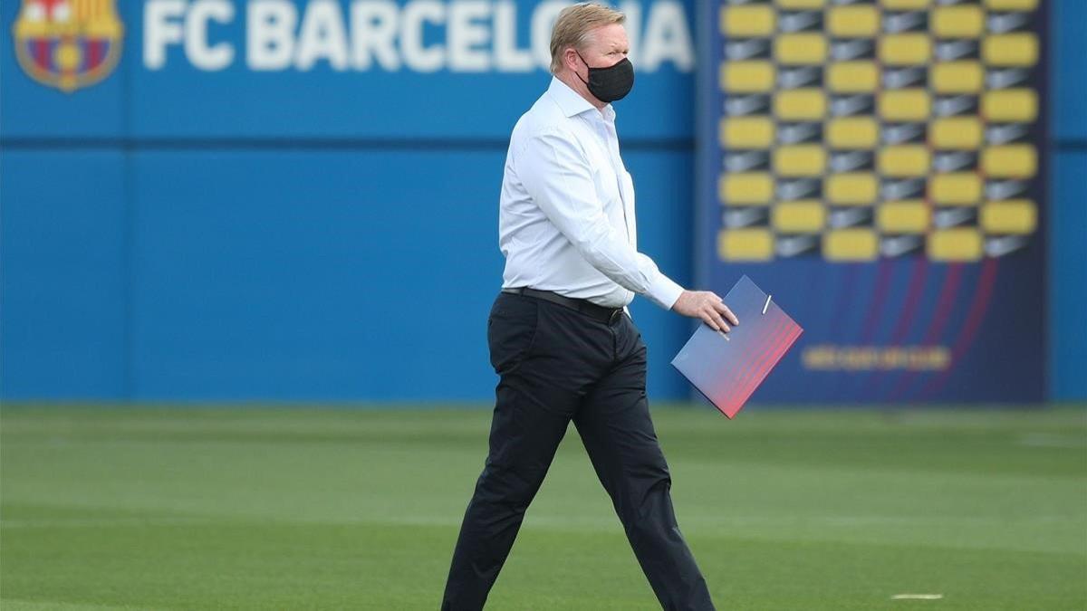 Koeman se dirige al banquillo del Estadi Johan Cruyff en el duelo ante el Girona.