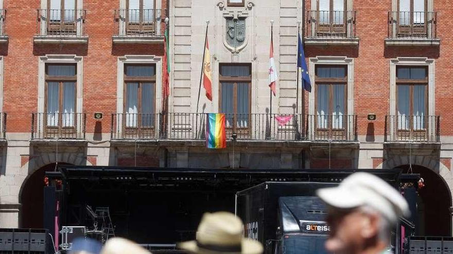 La bandera arcoíris sujeta al balcón del Ayuntamiento de Zamora, durante este fin de semana.