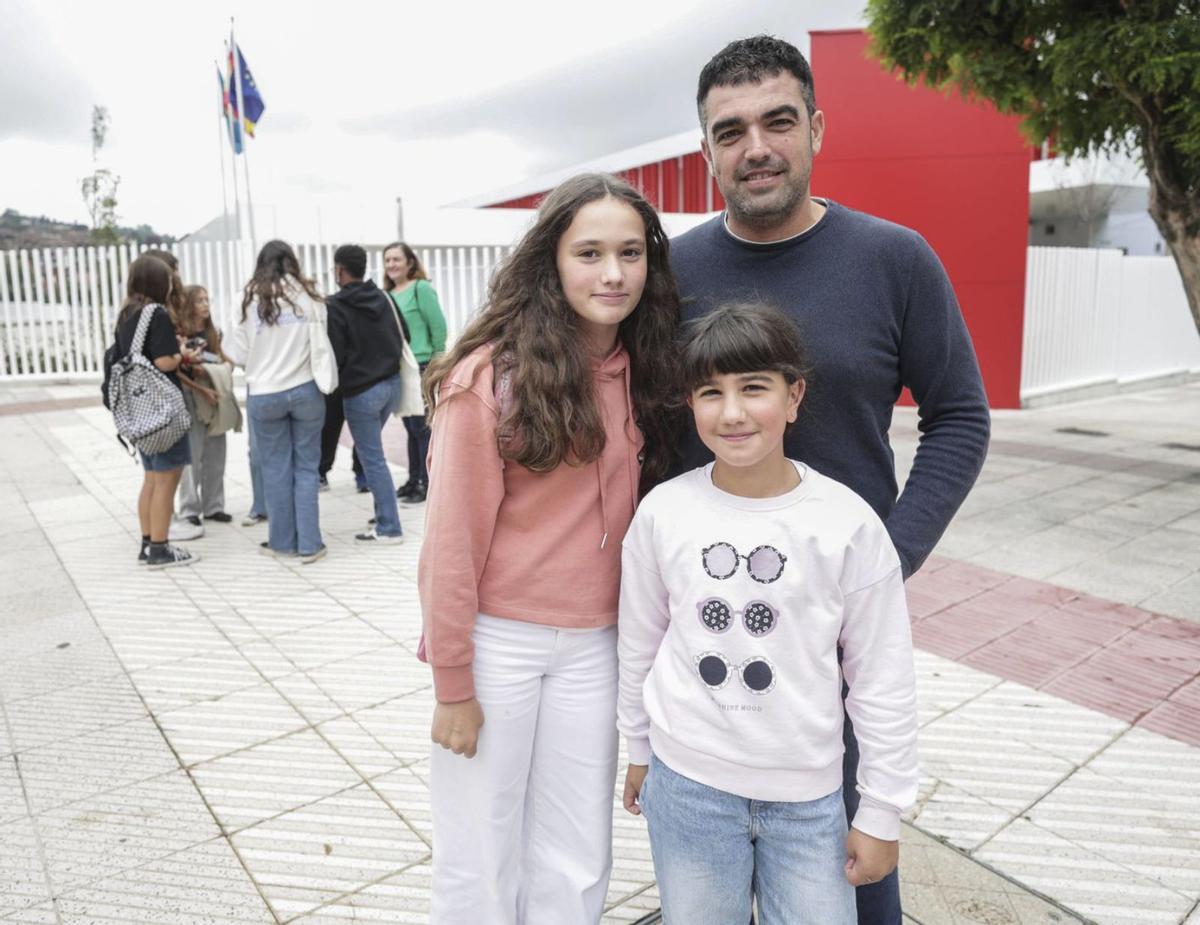 En grande, un grupo de alumnos del instituto de La Florida sale por la puerta del centro tras terminar el primer día de clases. Arriba, Andrés Garrido y, por la izquierda, sus hijas Iria y Lara Garrido. | Irma Collín