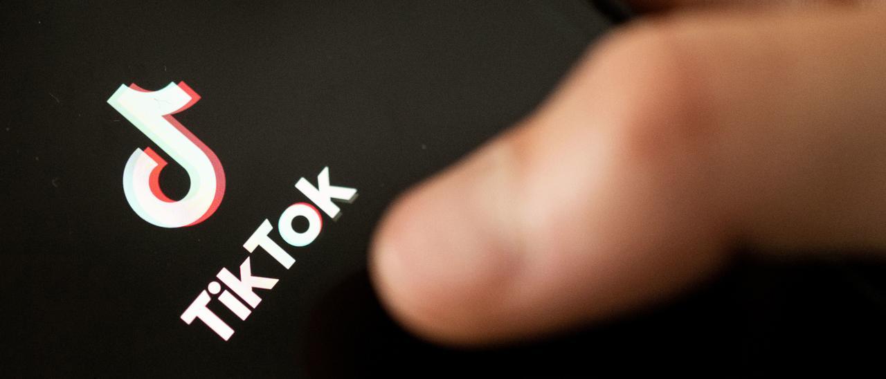 El logo de TikTok en un teléfono móvil.